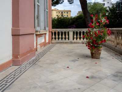 I gradini ci portano a una loggia balaustrata con vasi di ortensie...